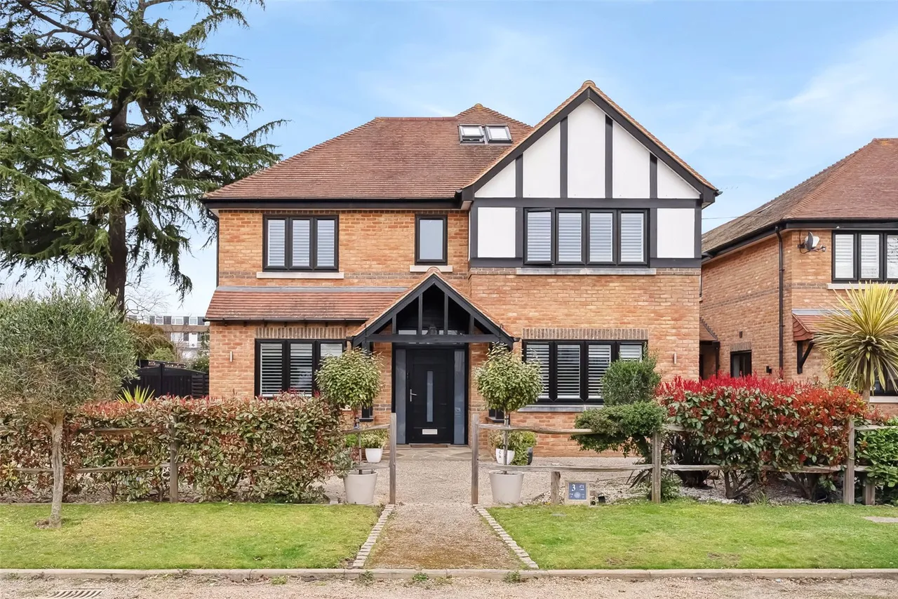 6 bed house for sale — Elmsway, Ashford, TW15 2SH
