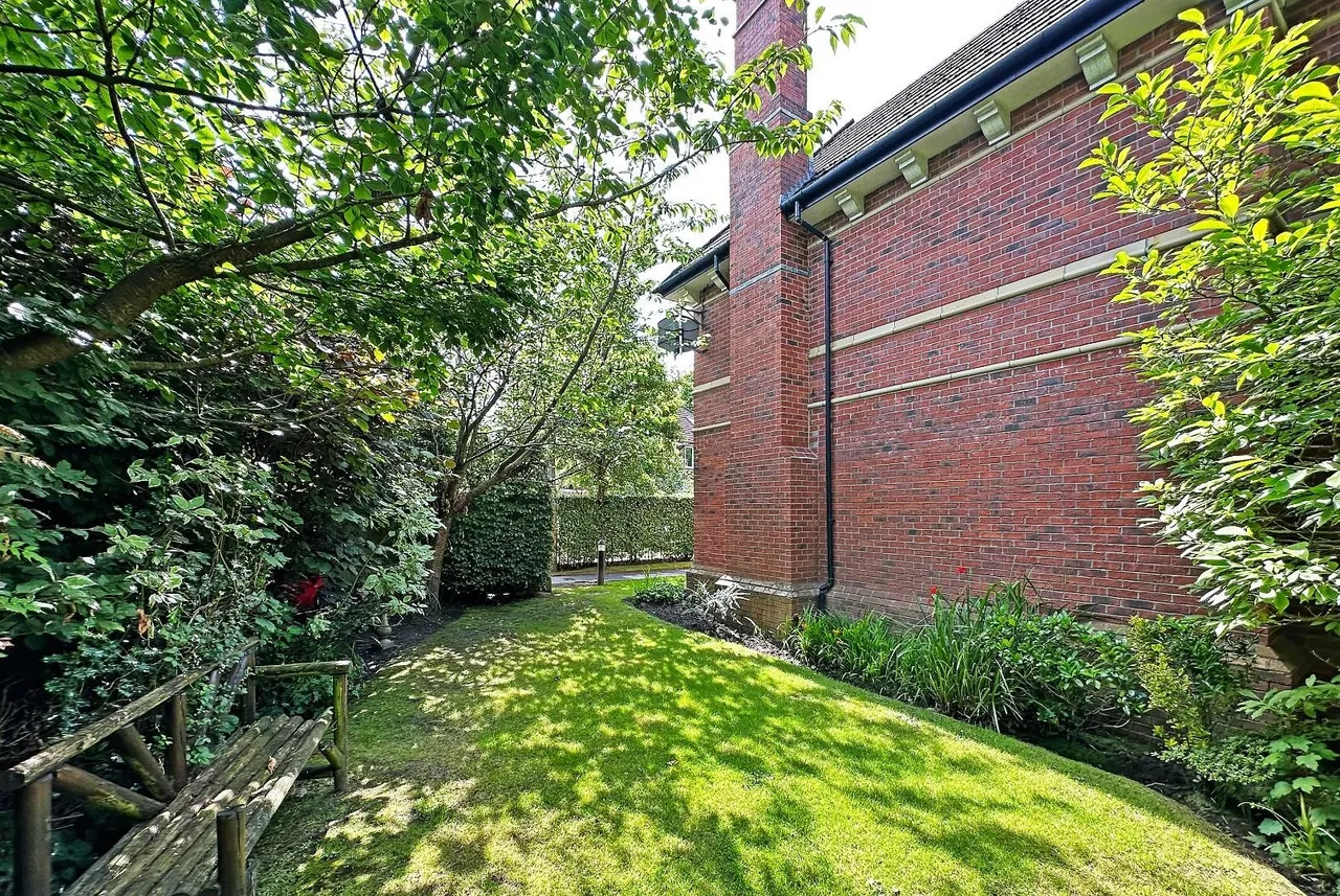 Lynton Grove, Timperley WA15 7GP, photo 29