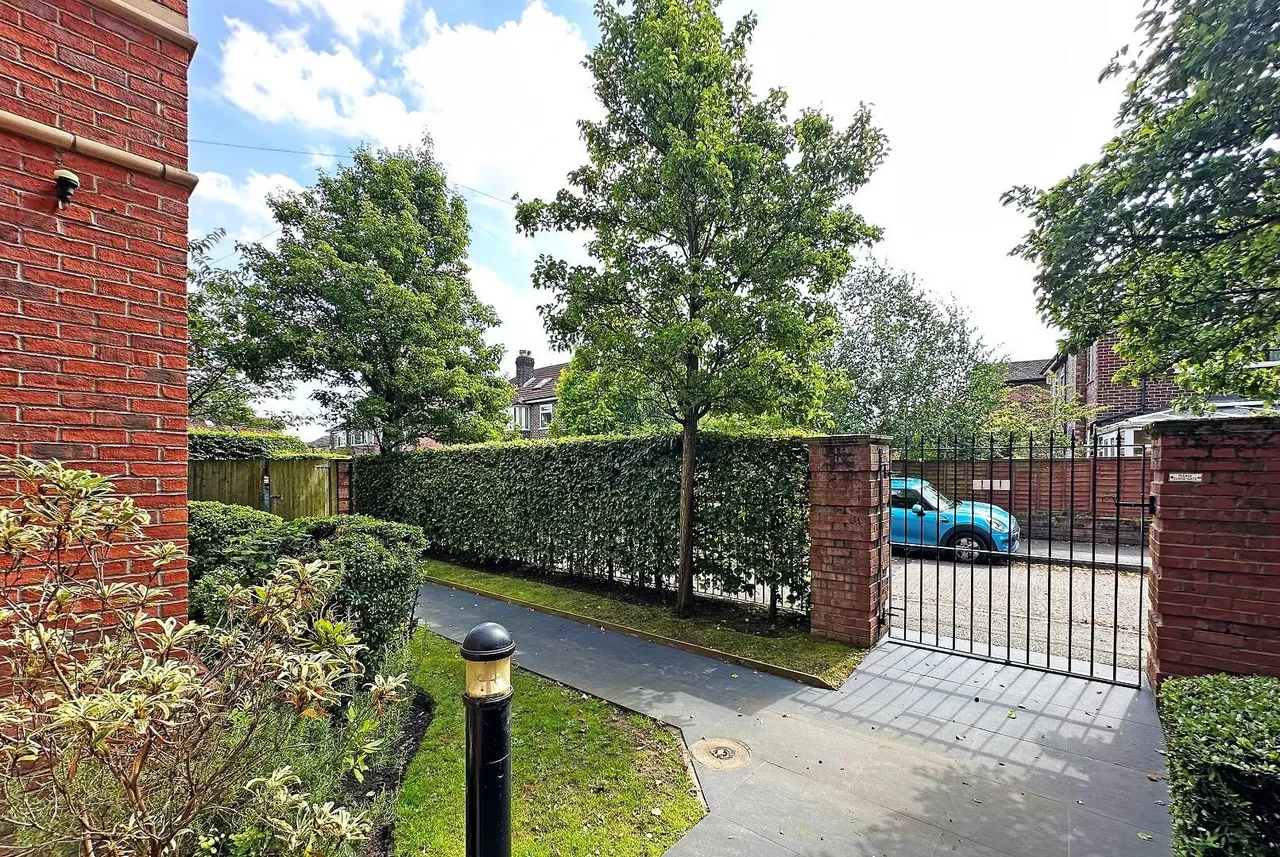 Lynton Grove, Timperley WA15 7GP, photo 24