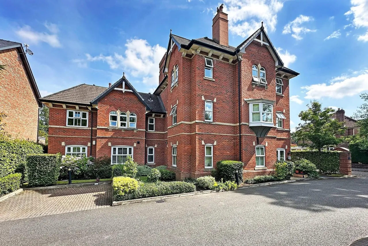 2 bed flat for sale — Lynton Grove, Timperley WA15 7GP