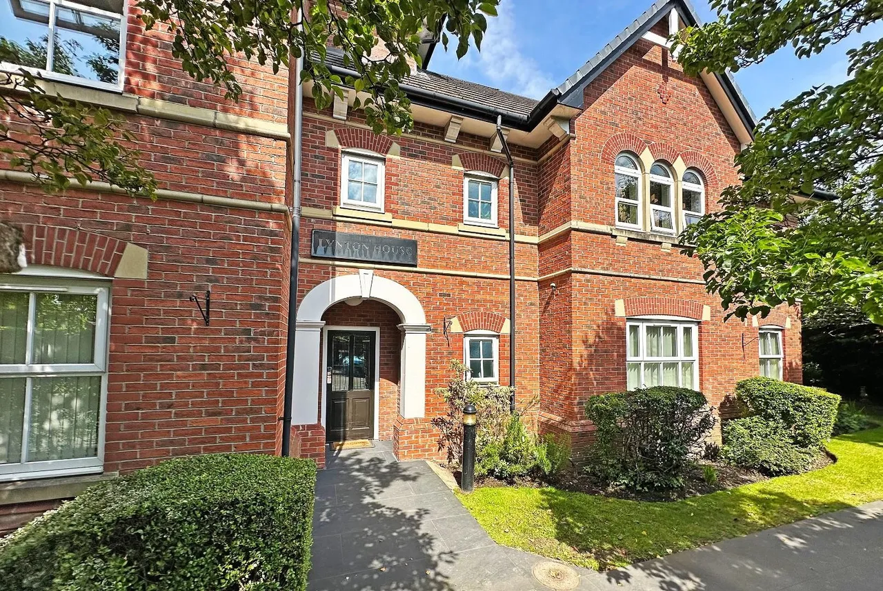 Lynton Grove, Timperley WA15 7GP, photo 5