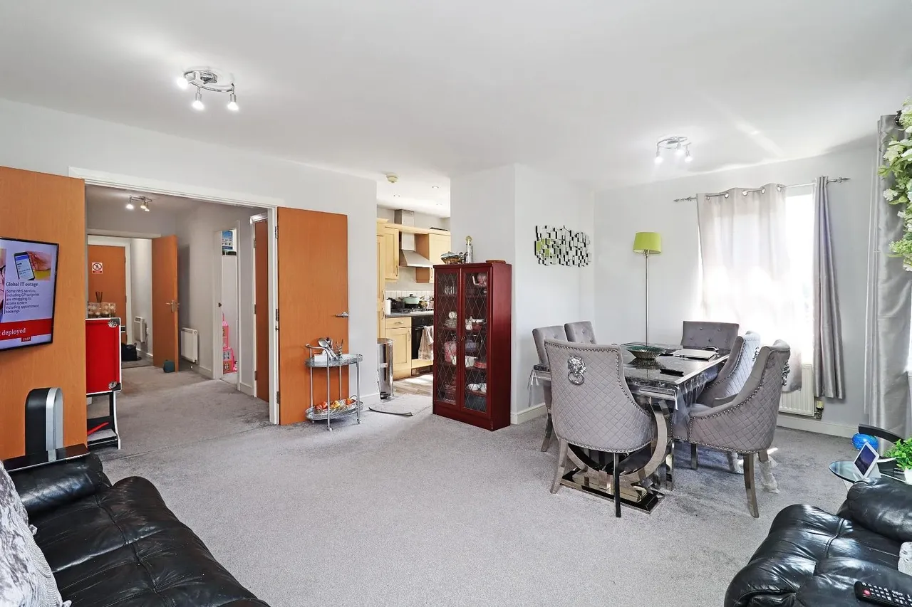 Lynton Grove, Timperley WA15 7GP, photo 2