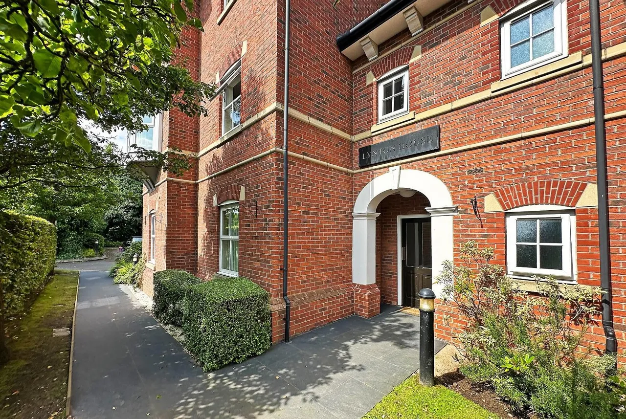 Lynton Grove, Timperley WA15 7GP, photo 25
