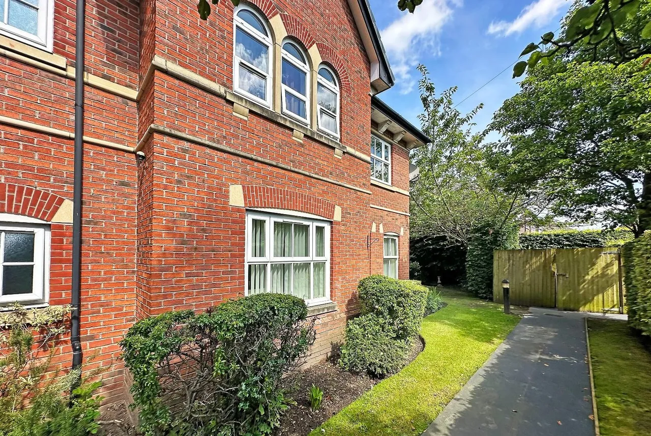 Lynton Grove, Timperley WA15 7GP, photo 26