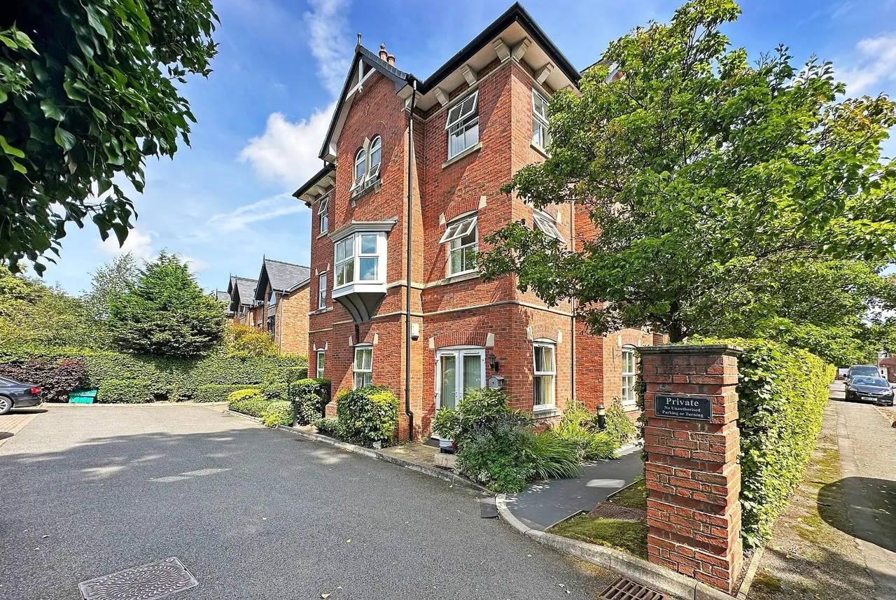 Lynton Grove, Timperley WA15 7GP, photo 32