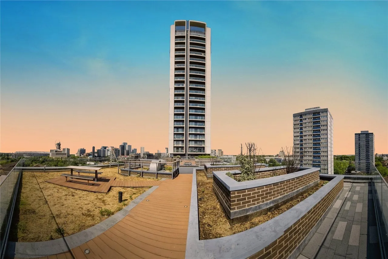 2 bed flat for sale — River Heights, 90 High Street, London, E15