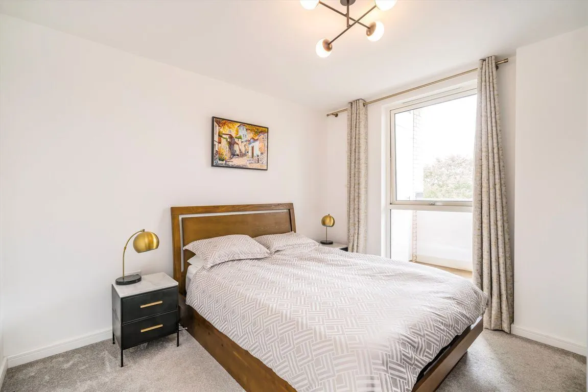 Avenue Road, W3, photo 4