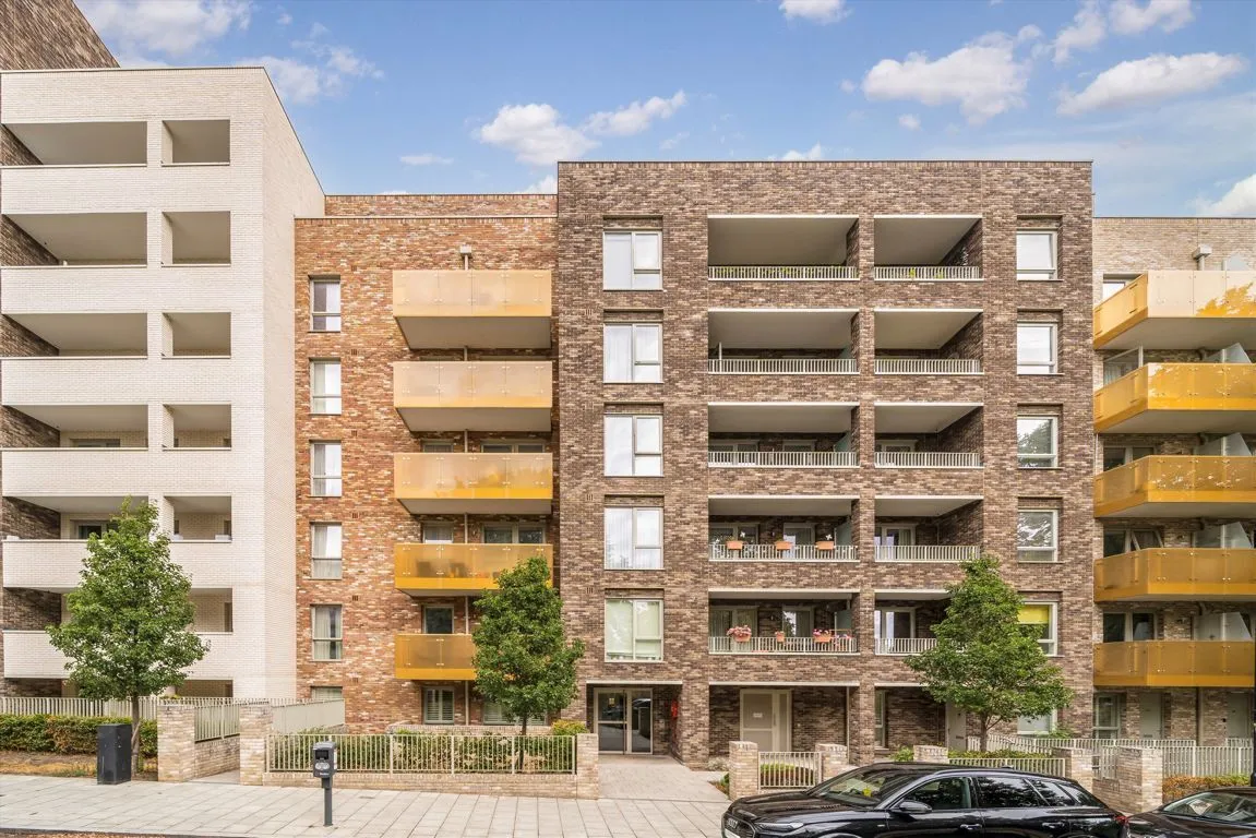 3 bed property for sale, Avenue Road, W3