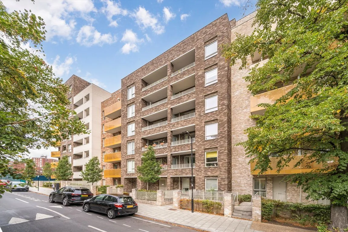 Avenue Road, W3, photo 8