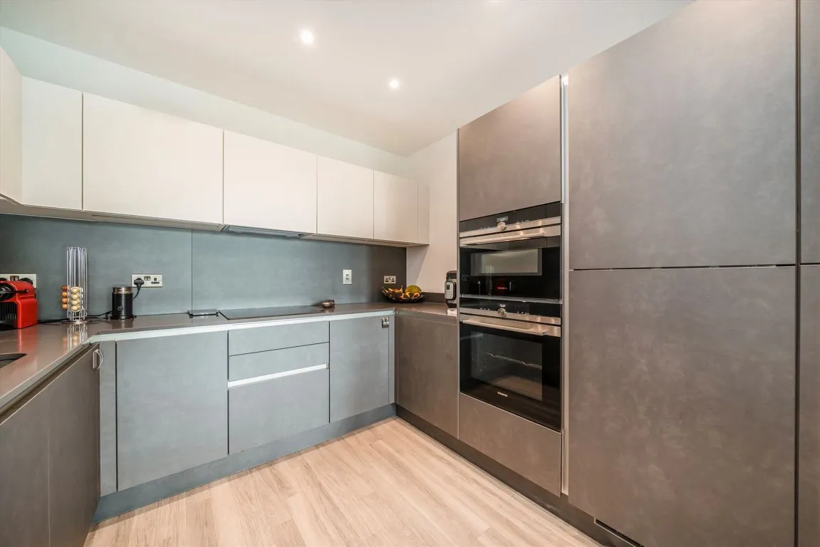 Avenue Road, W3, photo 3