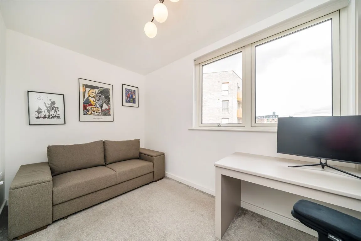 Avenue Road, W3, photo 6