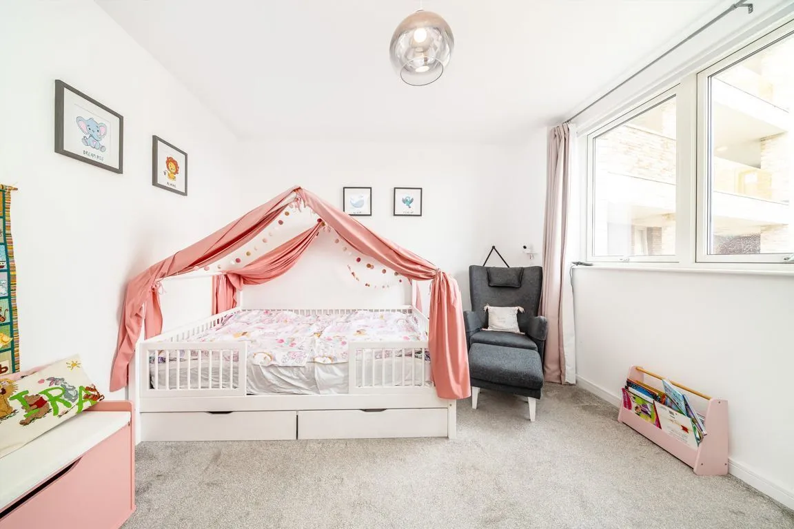 Avenue Road, W3, photo 5