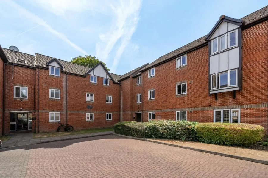 2 bed flat for sale, Rembrandt Way, Reading, RG1