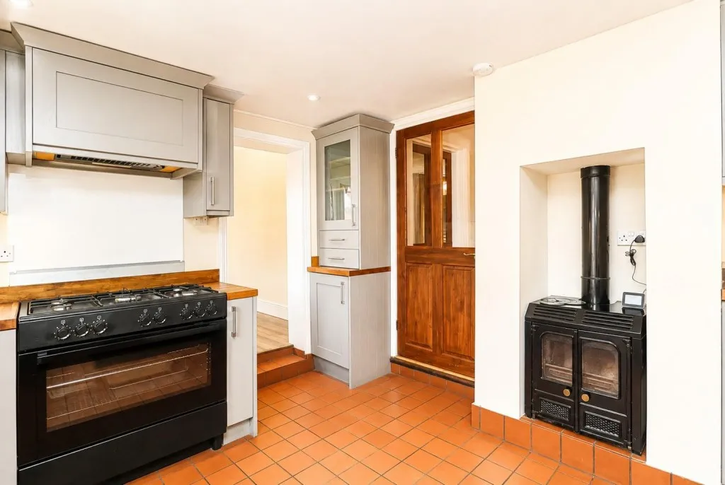 Aldershot Road, Church Crookham, photo 9