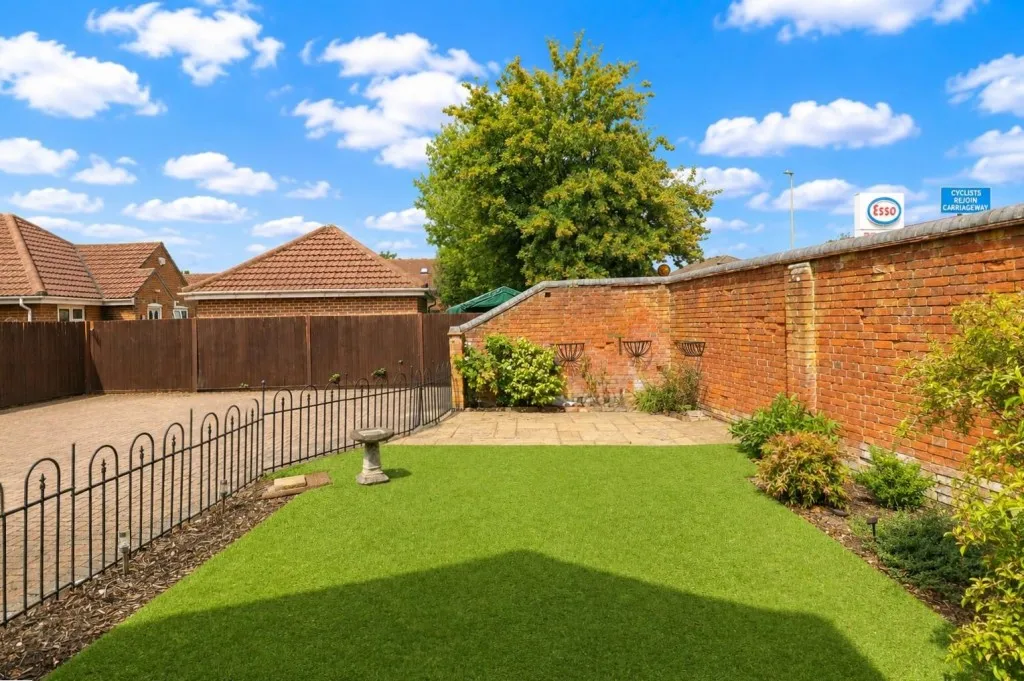 Aldershot Road, Church Crookham, photo 16