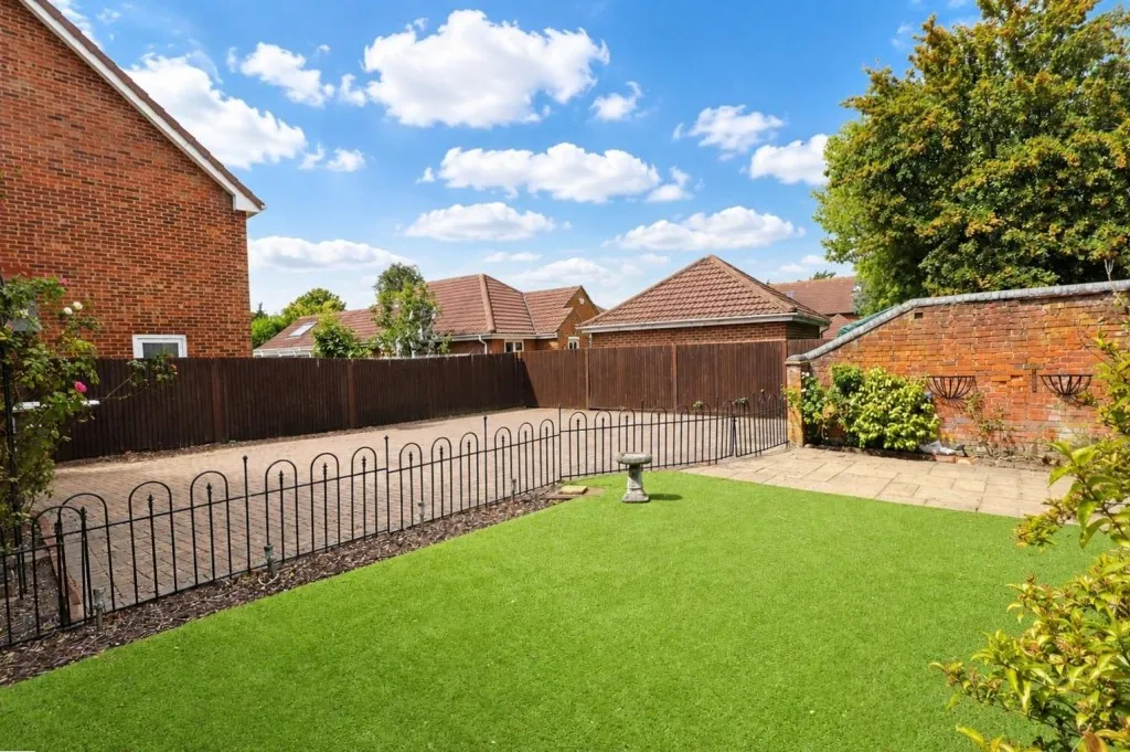 Aldershot Road, Church Crookham, photo 17