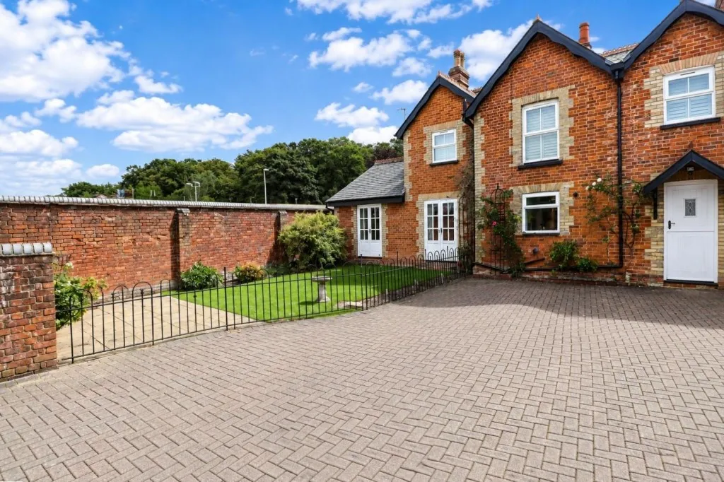 Aldershot Road, Church Crookham, photo 19