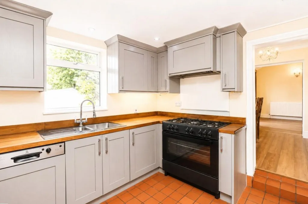 Aldershot Road, Church Crookham, photo 8
