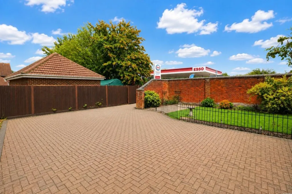 Aldershot Road, Church Crookham, photo 20