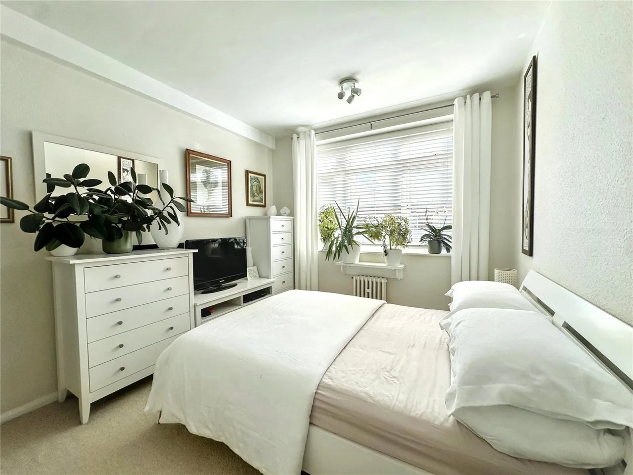 Upper Richmond Road, London, photo 2