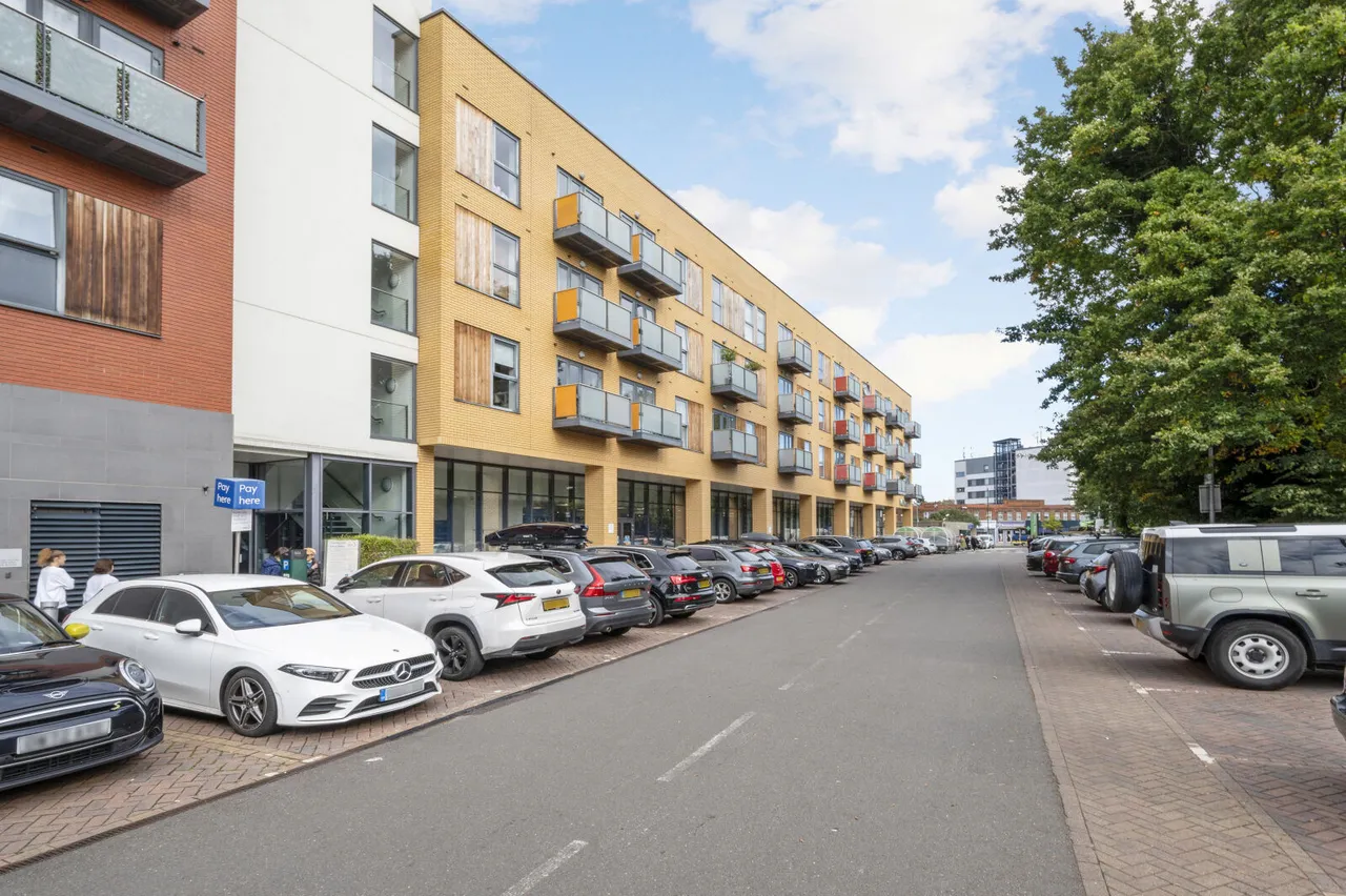 2 bed flat to rent, Coombe Lane, Raynes Park, SW20