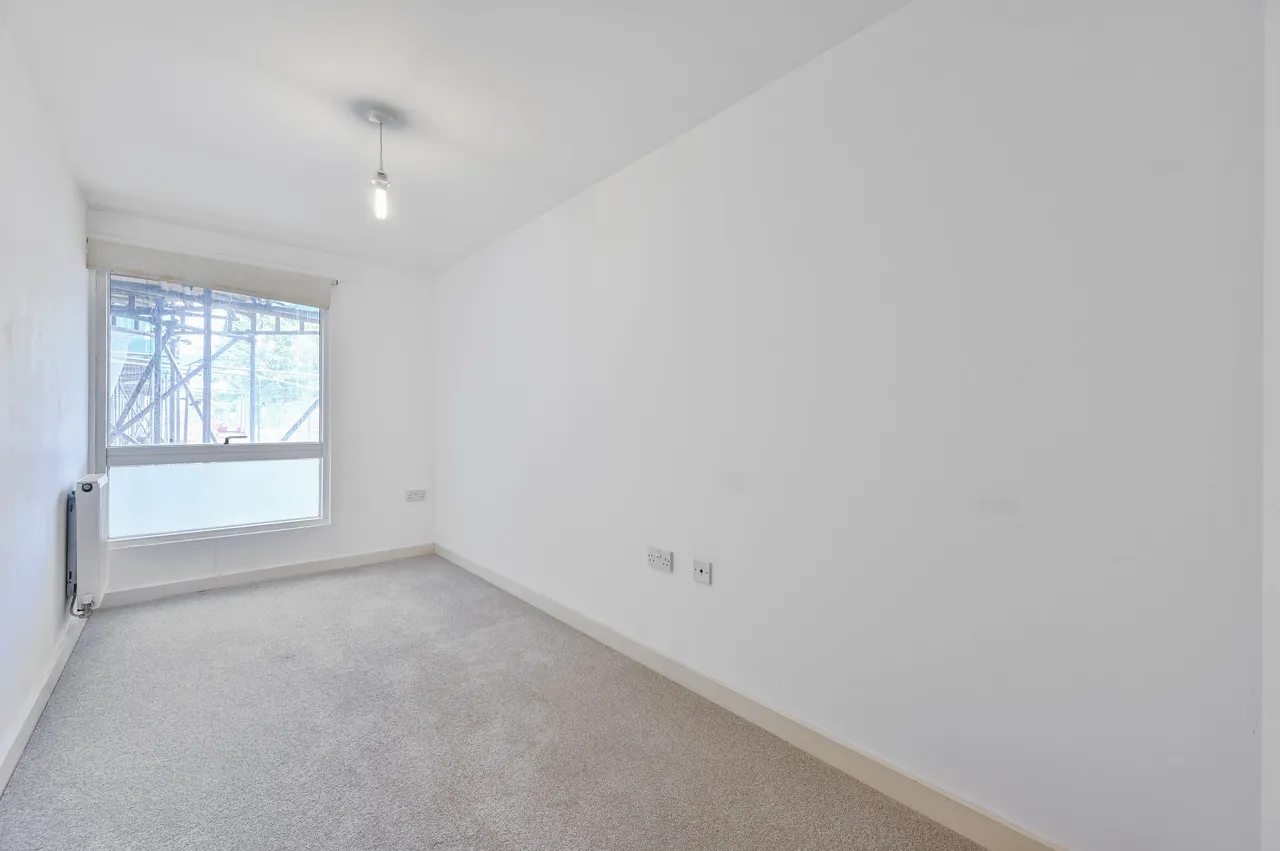 100 Seren Park Gardens, London, photo 5