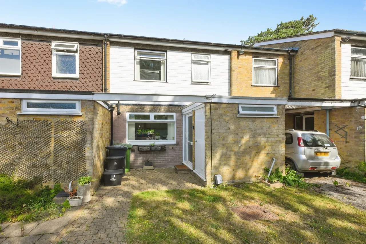 3 bed house for sale — Cedar Green, Hoddesdon