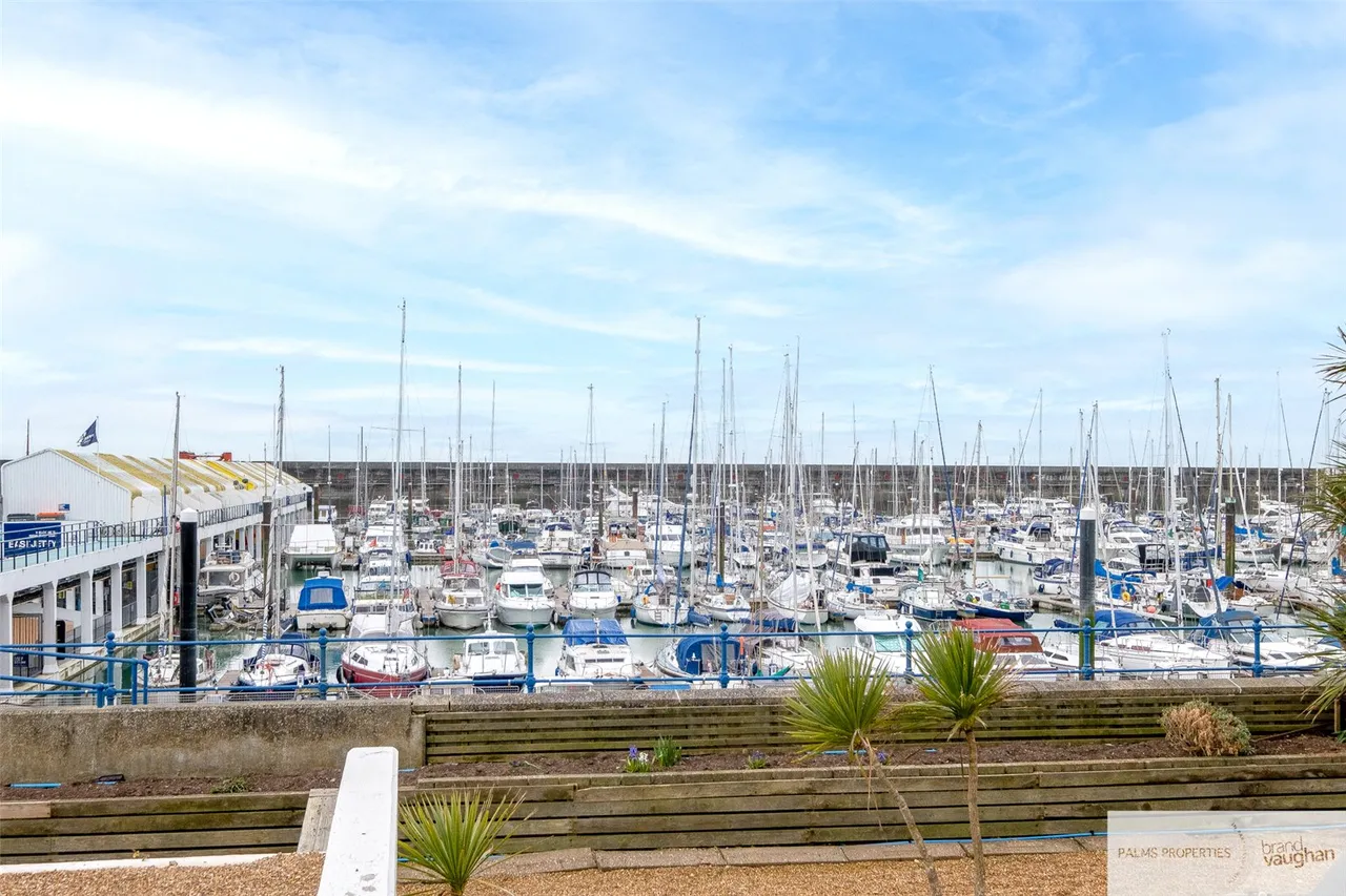 2 bed flat to rent, The Strand, Brighton Marina Village, BN2