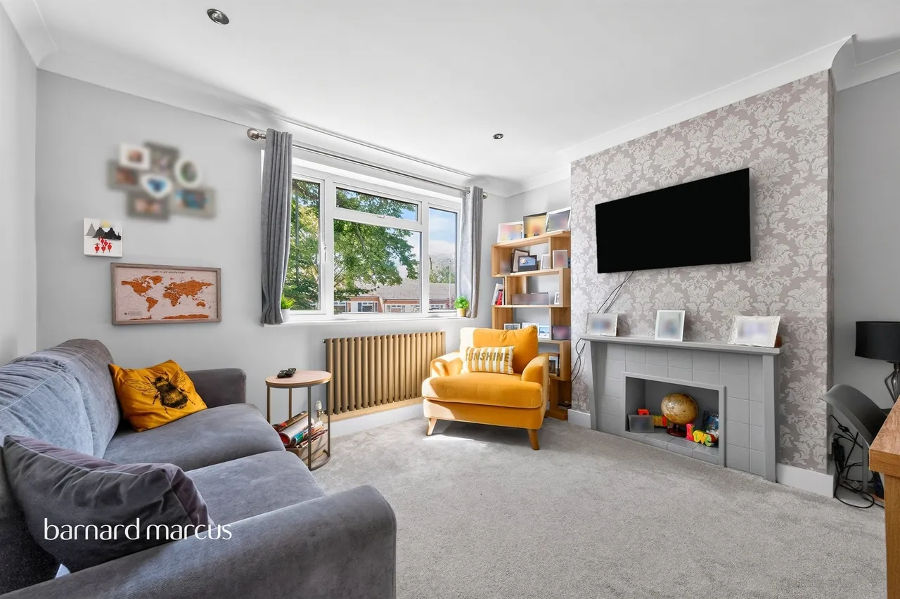 2 bed flat for sale — Hook Road, Surbiton