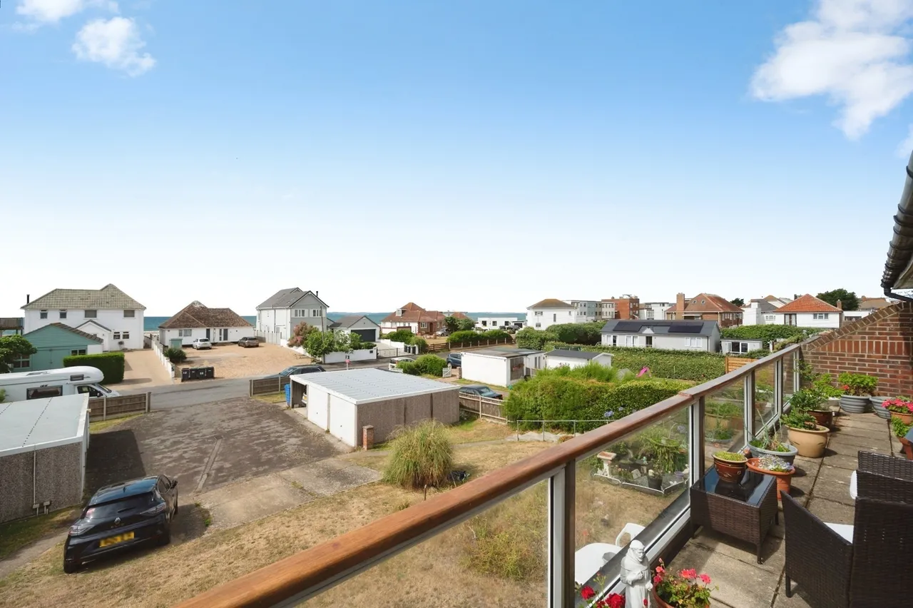 Bembridge Drive, Hayling Island, PO11, photo 12