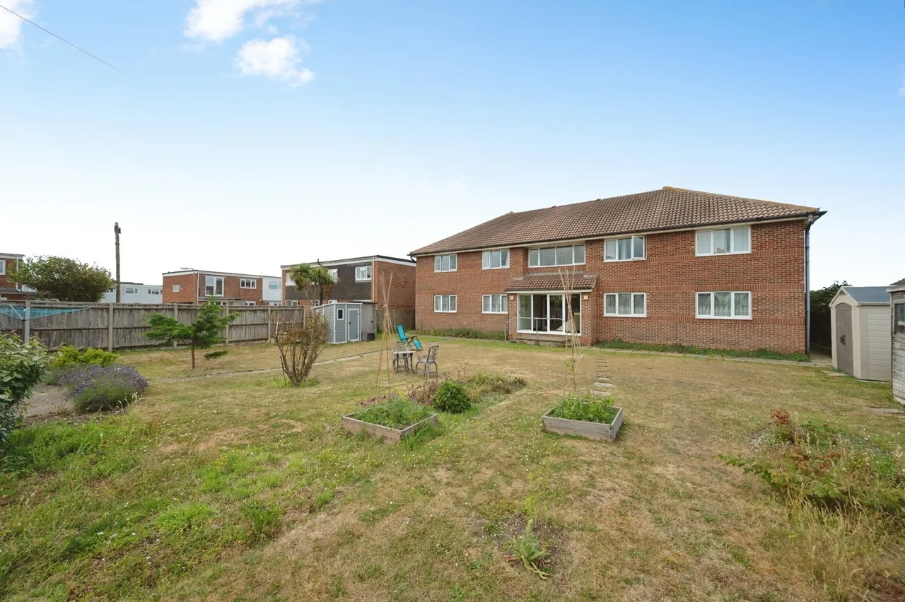 Bembridge Drive, Hayling Island, PO11, photo 11