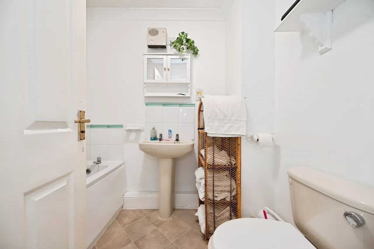 Bembridge Drive, Hayling Island, PO11, photo 10