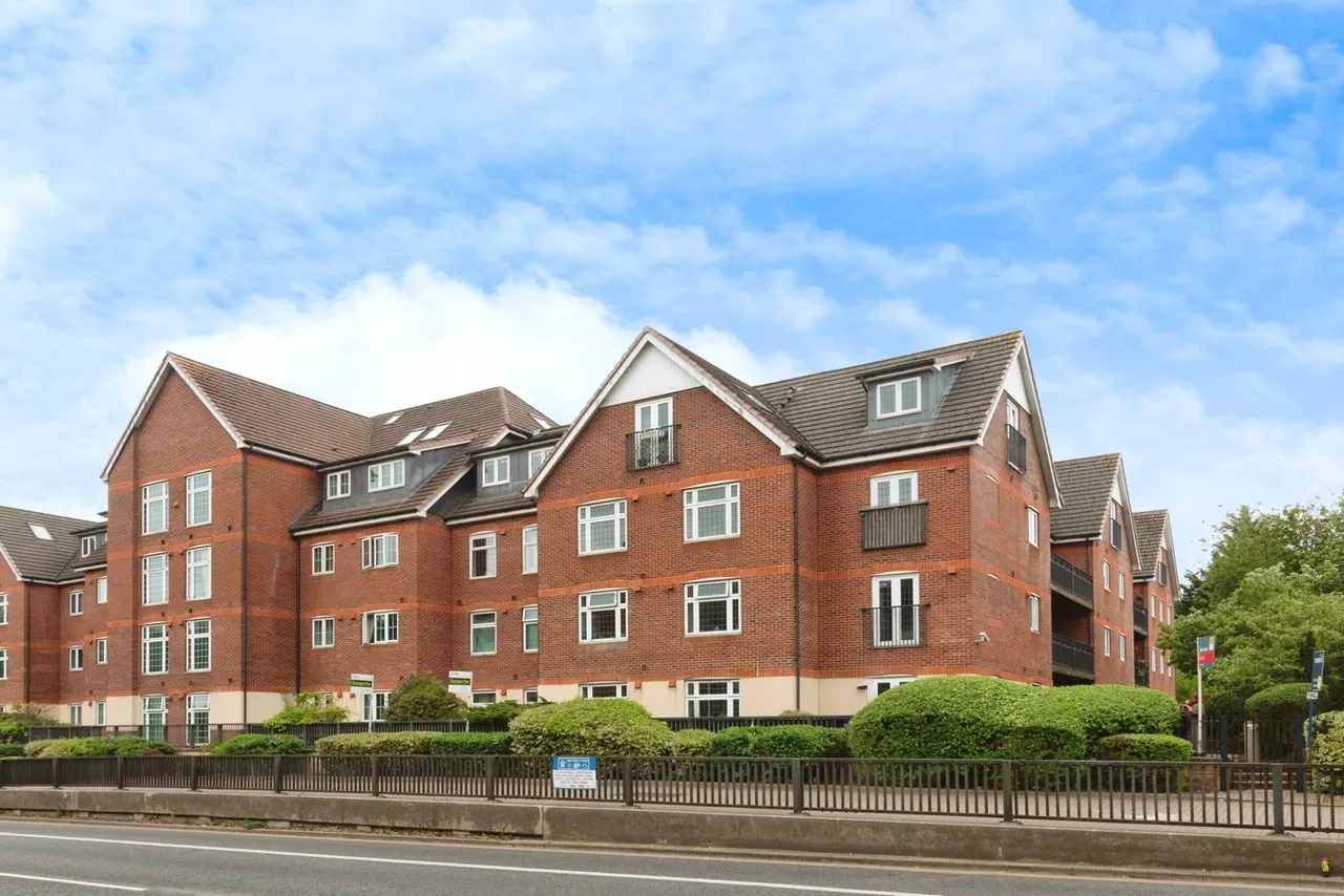 2 bed flat for sale, London Road, Camberley, GU15