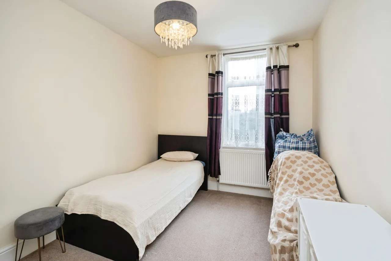 Pretoria Road, London, E11, photo 10