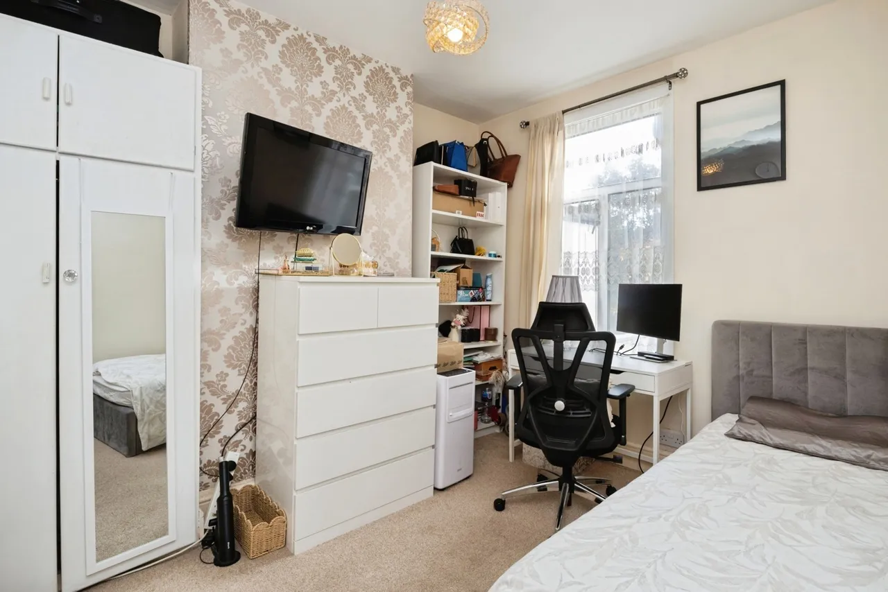 Pretoria Road, London, E11, photo 8