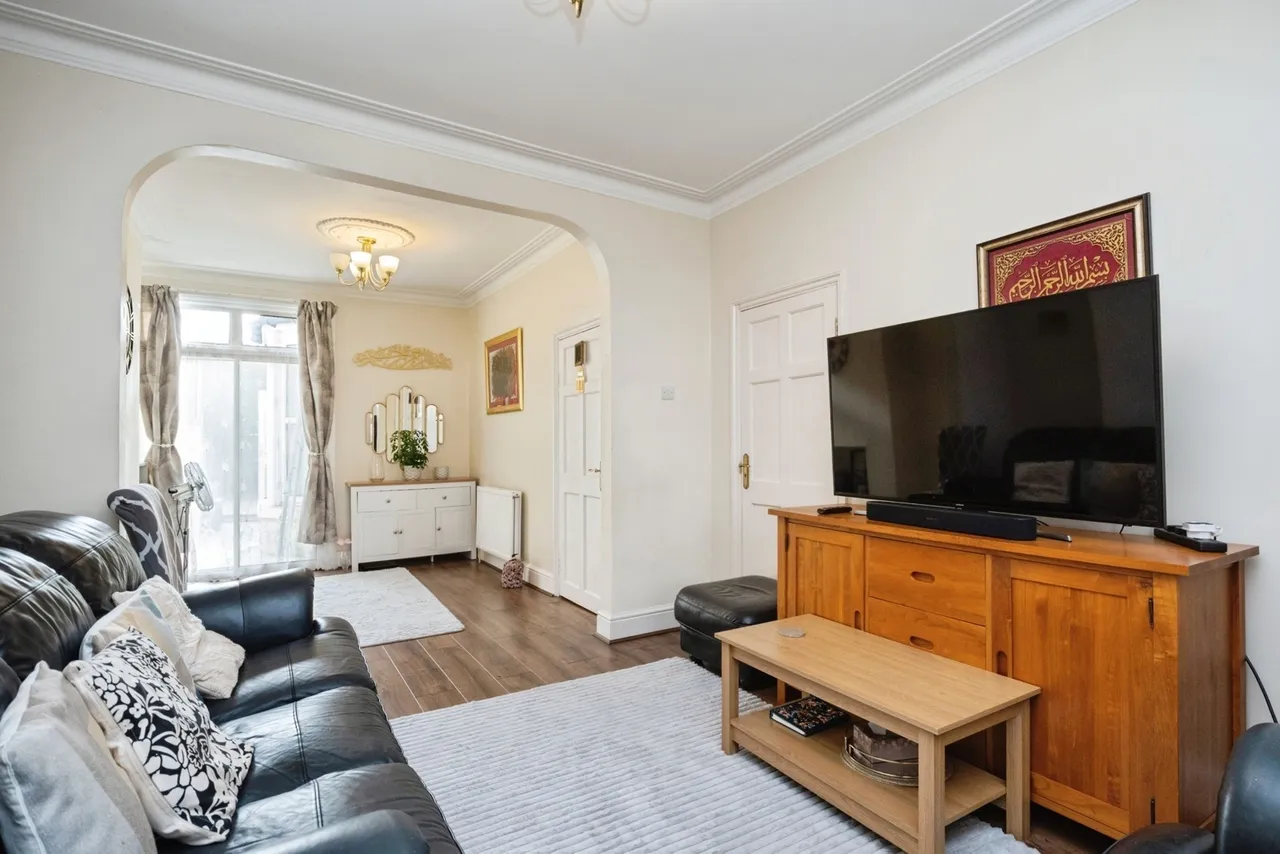 Pretoria Road, London, E11, photo 3