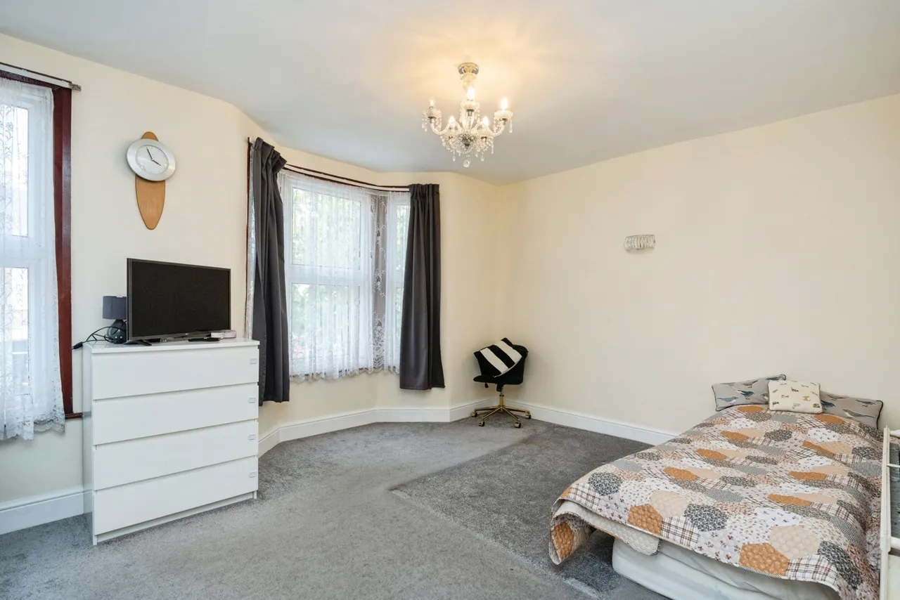 Pretoria Road, London, E11, photo 9