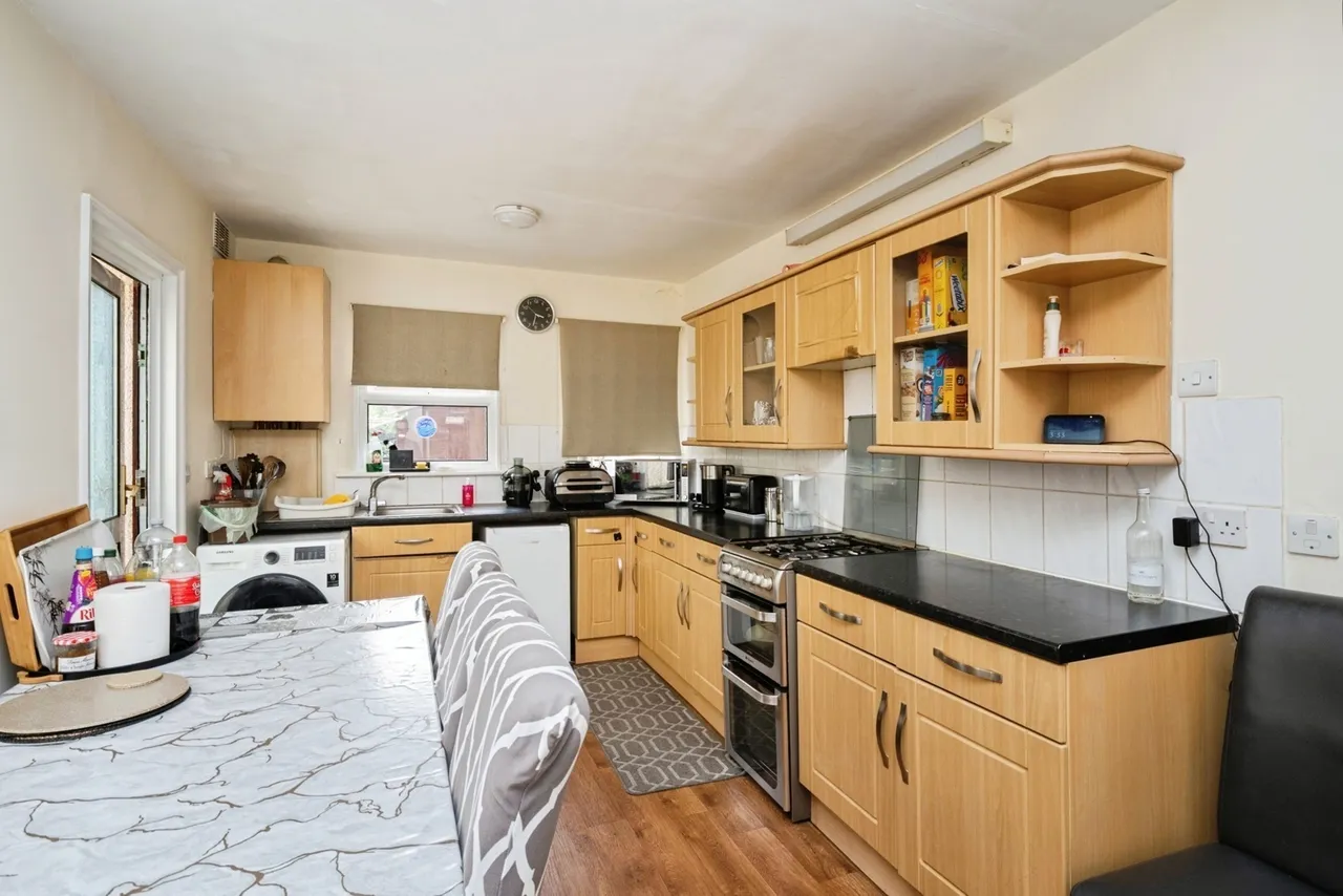 Pretoria Road, London, E11, photo 5
