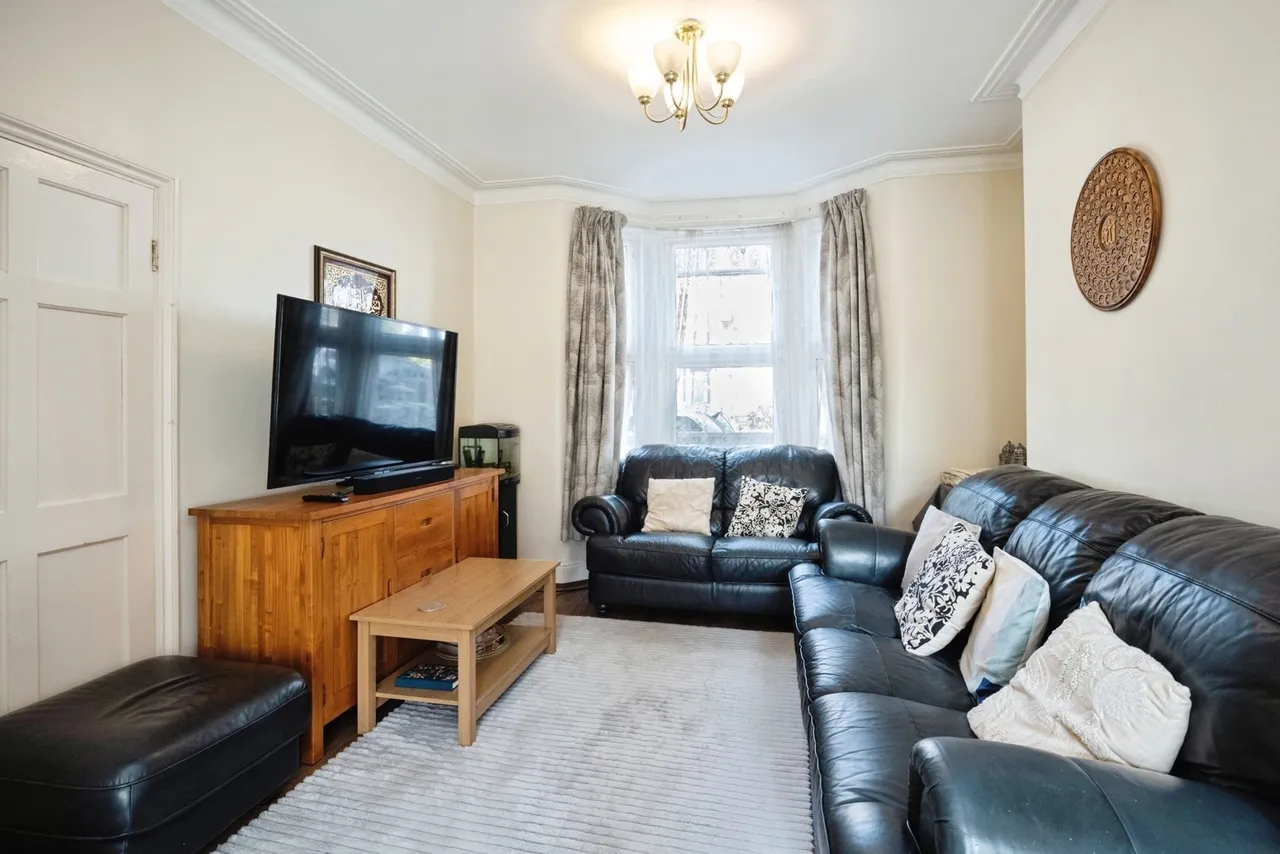 Pretoria Road, London, E11, photo 4