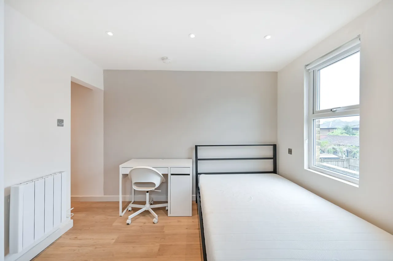 Studio 2 , 1 Clarence Villas, Hawks Road, Kingston upon Thames, photo 6