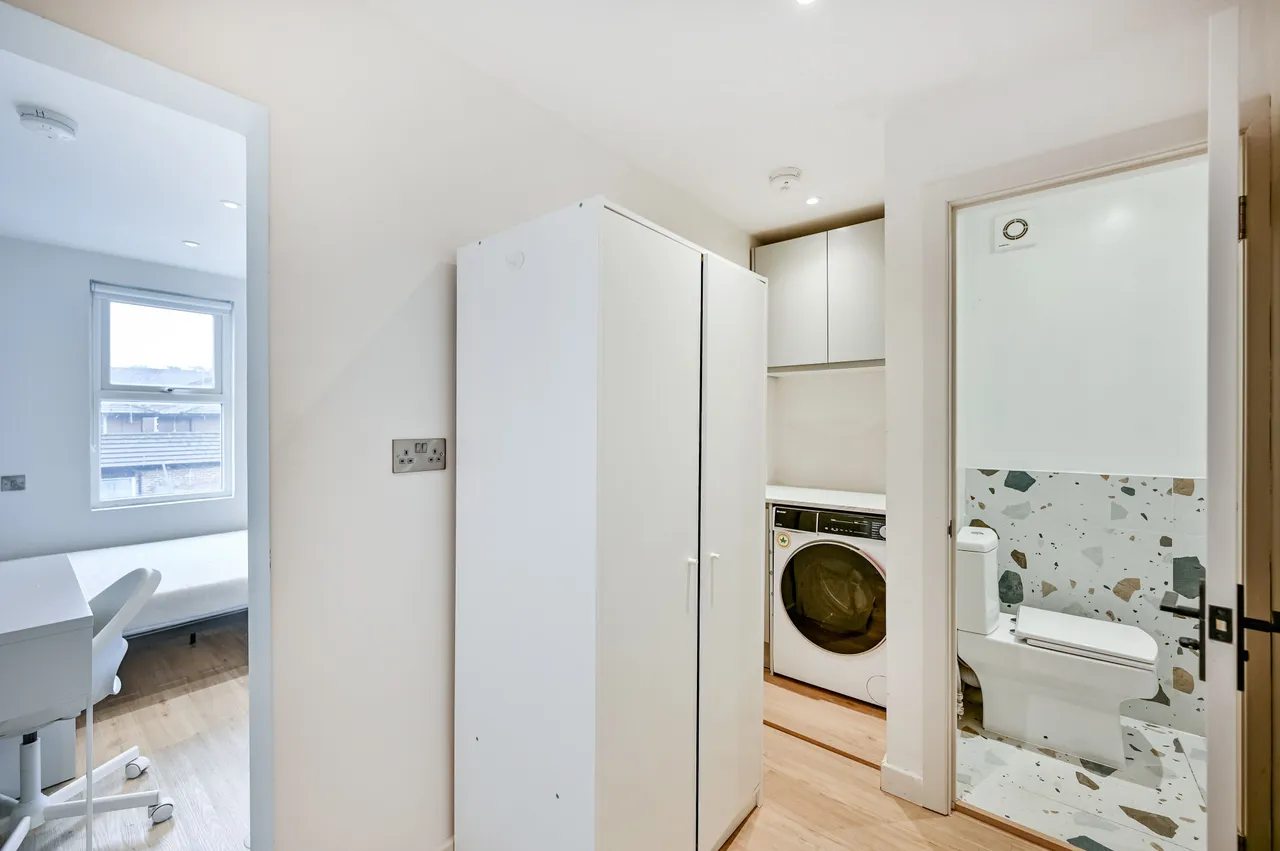 Studio 2 , 1 Clarence Villas, Hawks Road, Kingston upon Thames, photo 4