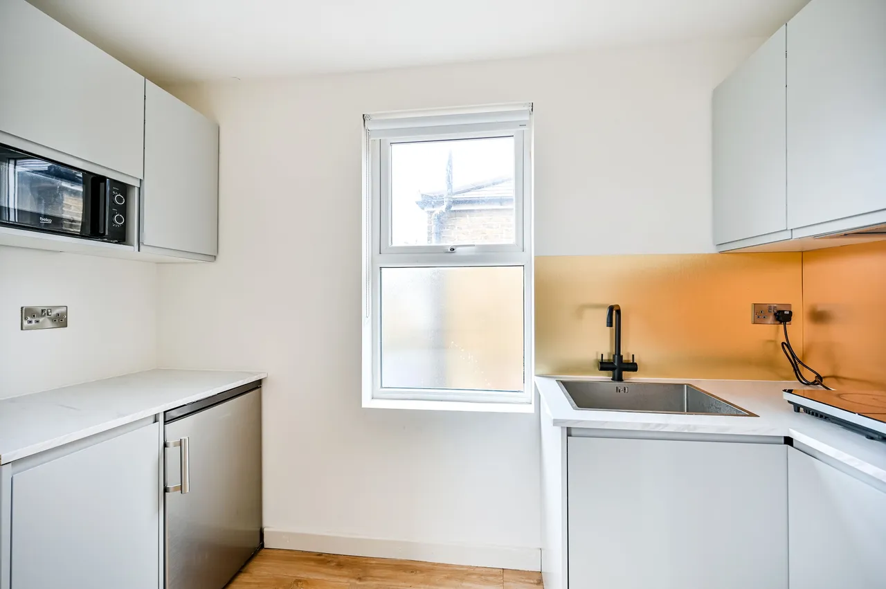 Studio 2 , 1 Clarence Villas, Hawks Road, Kingston upon Thames, photo 3