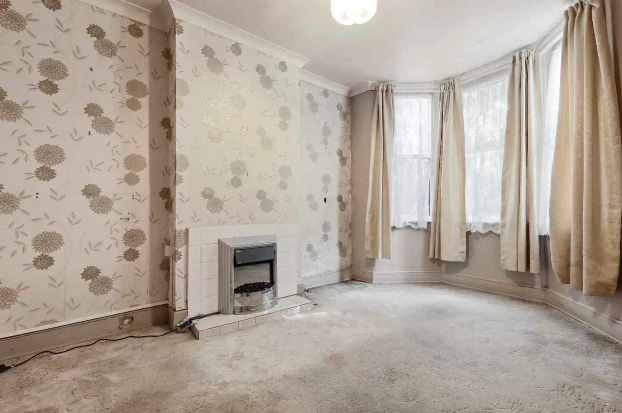 Gainsborough Avenue, London, E12, photo 3