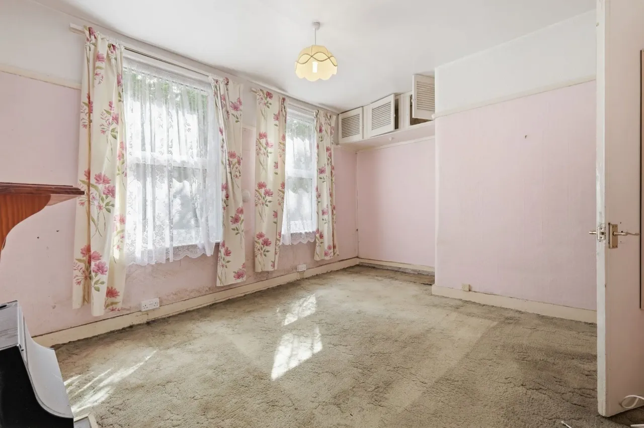 Gainsborough Avenue, London, E12, photo 10