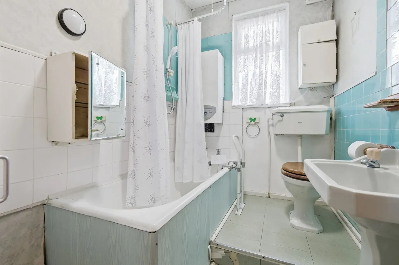 Gainsborough Avenue, London, E12, photo 12