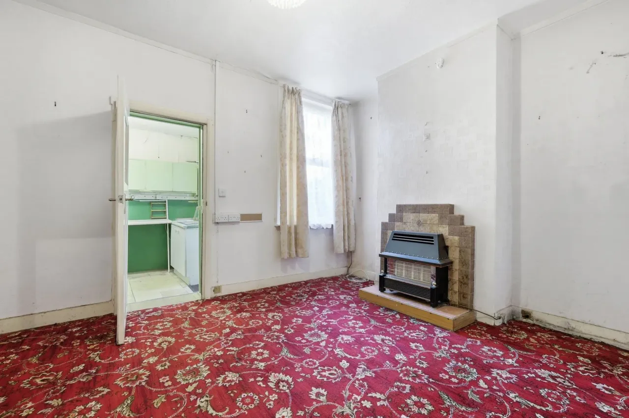 Gainsborough Avenue, London, E12, photo 5