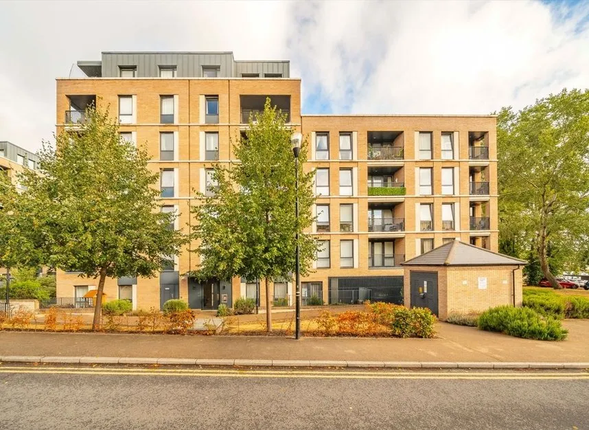 2 bed flat to rent — Denman Avenue, Southall, UB2