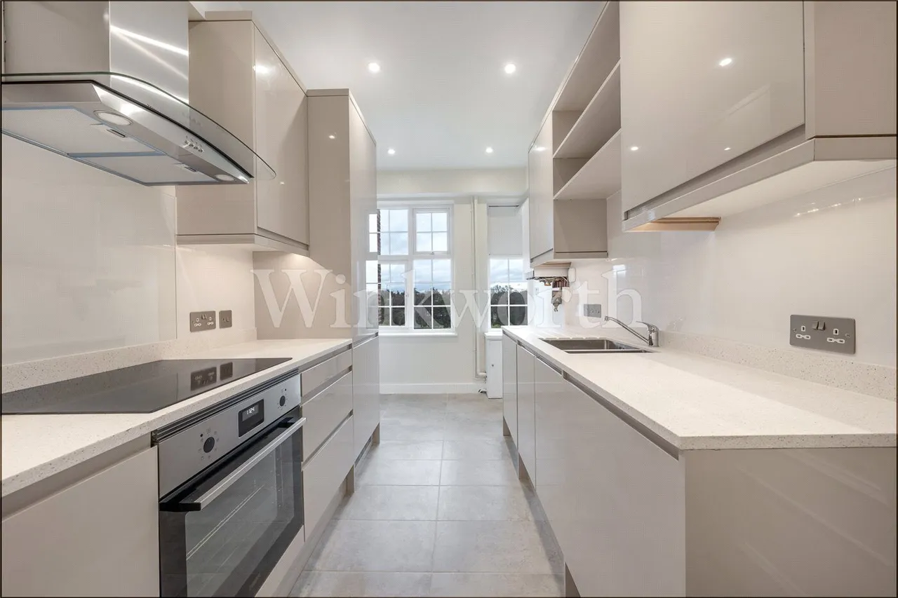 Finchley Road, London, NW11, photo 5