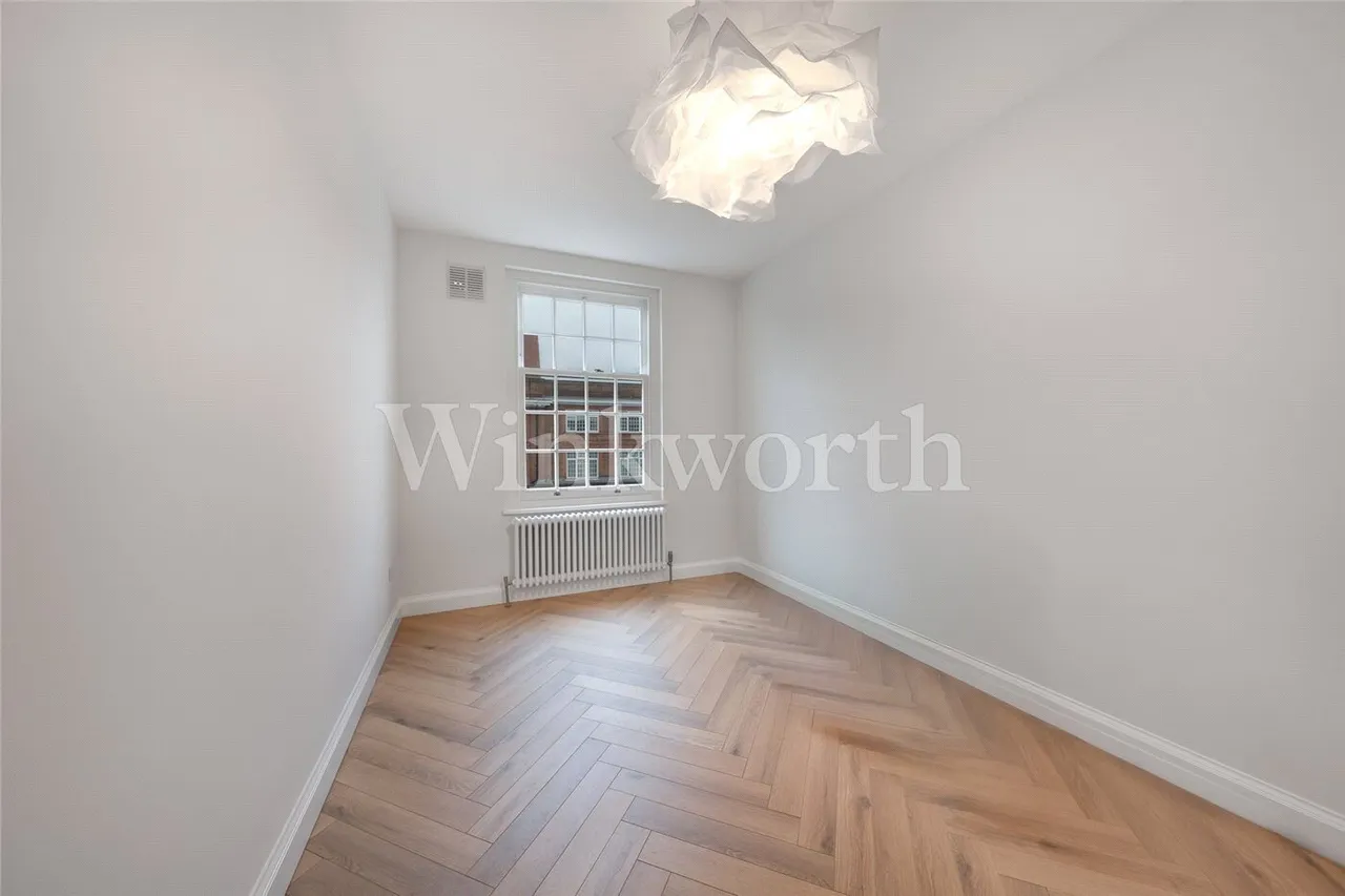 Finchley Road, London, NW11, photo 8