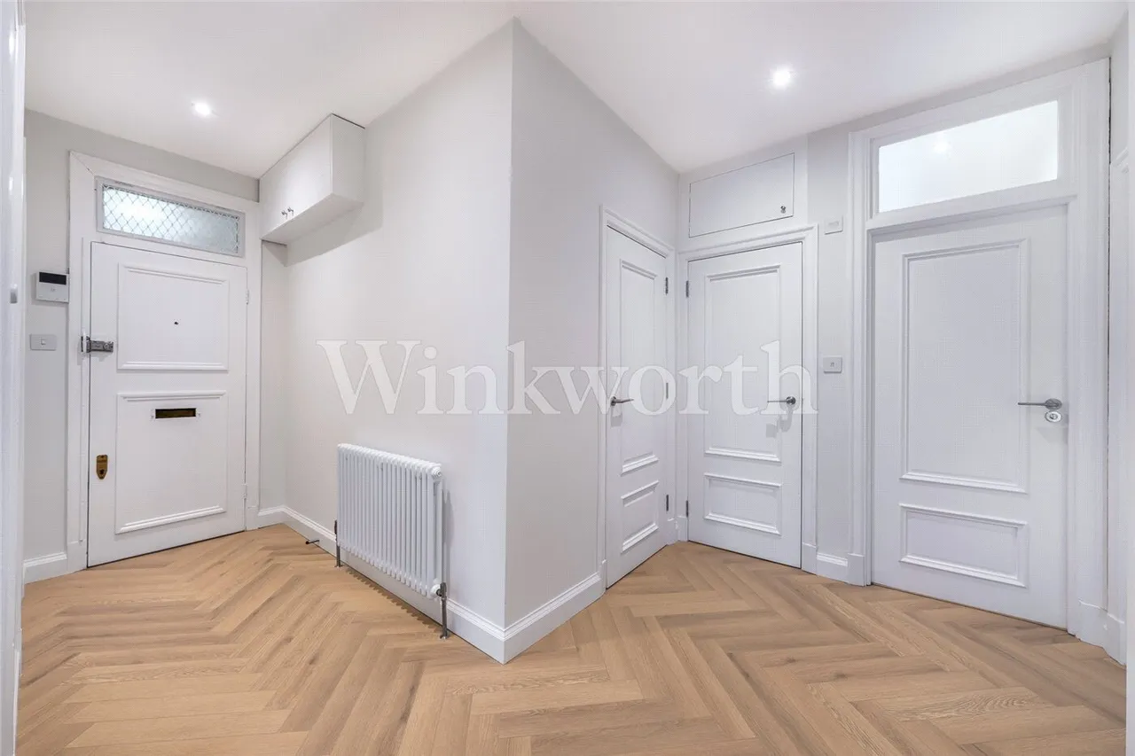 Finchley Road, London, NW11, photo 7